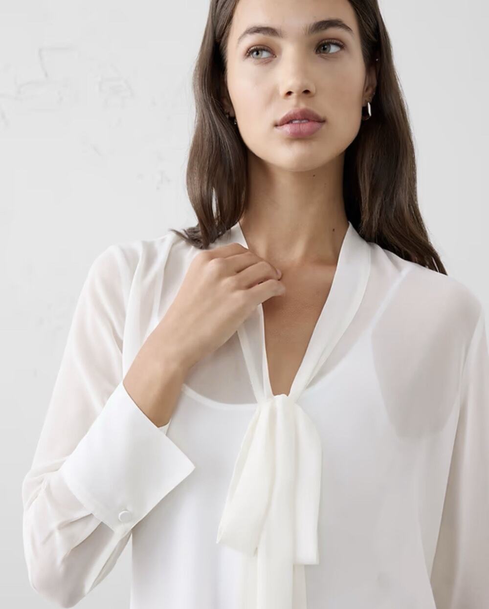 Banana Republic Women’s Chiffon Off-White V-Neck Tie-Neck Blouse Size M NWT